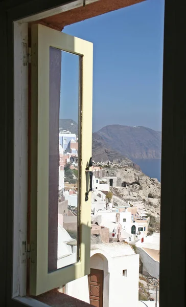 Vista dalla finestra fino a Santorini — Foto Stock