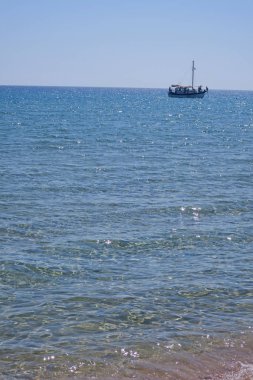 Rodos 'ta Agathi plajı ve bir gemi.