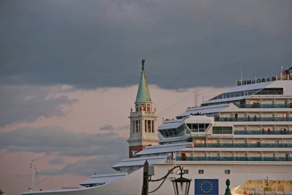 Venice zakazuje velké výletní lodě — Stock fotografie