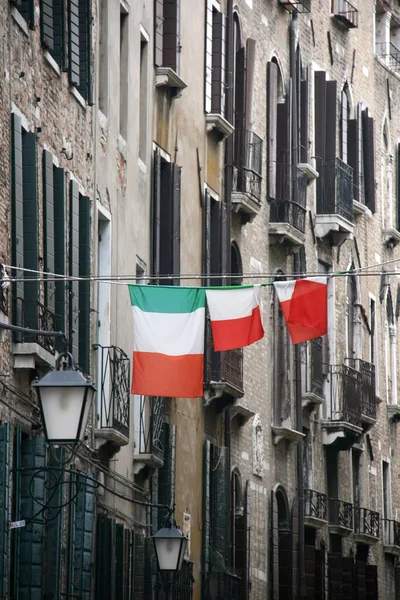 Bandeiras Italianas Penduradas Rua Estreita Veneza Itália — Fotografia de Stock