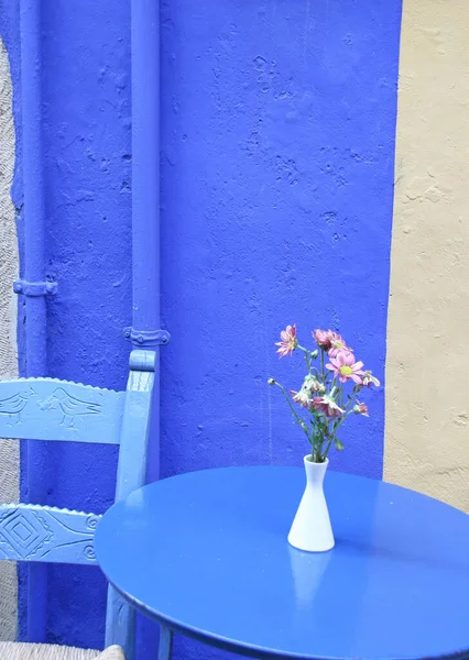 Chania Girit Yunanistan Daki Kafede Mavi Eski Sandalyeler Masa — Stok fotoğraf