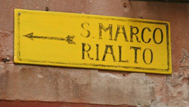 Eski yönetim masaları, Venedik, İtalya 'da yolu gösteriyor