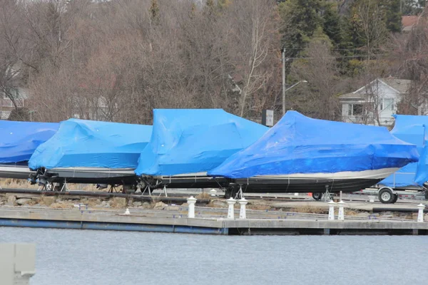 Tekne-kış sarılmış 