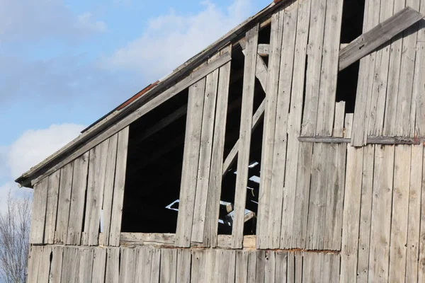 Scheune, fehlende Bretter — Stockfoto