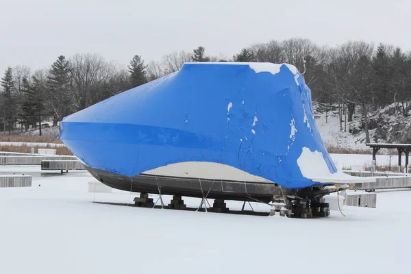 Tekne-kış sarılmış