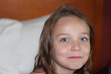 Kamera için oynayan genç kız