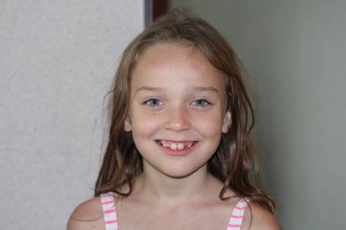  Kamera için oynayan genç kız