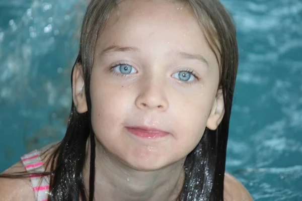 Chica joven en la piscina —  Fotos de Stock