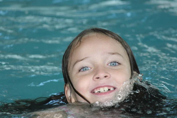 Havuzdaki genç kız