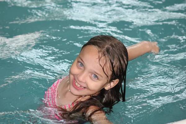 수영장에 어린 소녀 — 스톡 사진