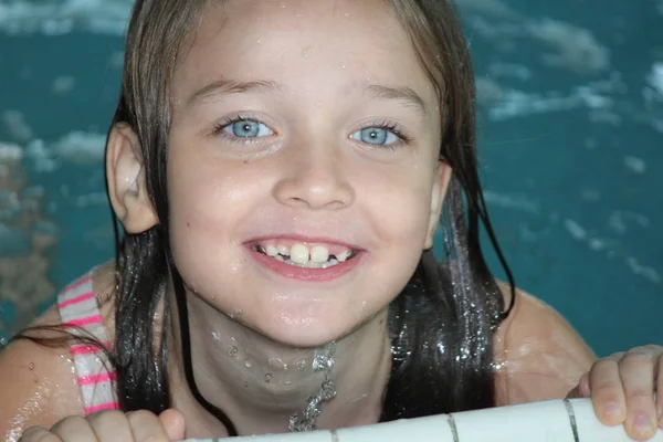 Jovem na piscina — Fotografia de Stock