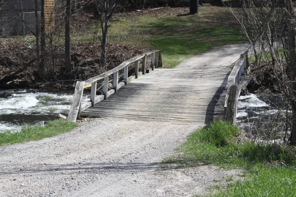 Bridge, trä över bäck — Stockfoto