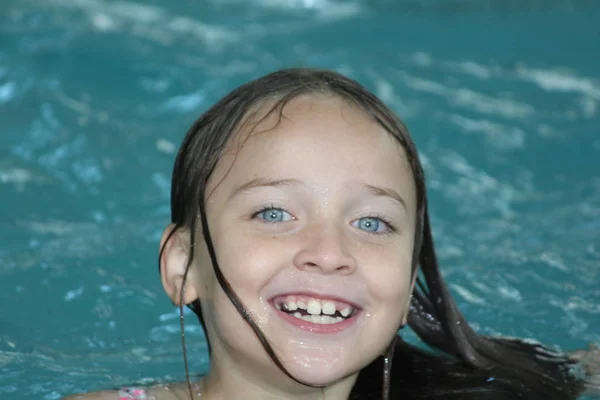 Chica joven en la piscina —  Fotos de Stock