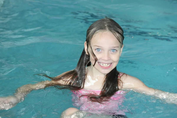 Chica joven en la piscina —  Fotos de Stock