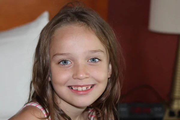 Menina jogando para a câmera — Fotografia de Stock