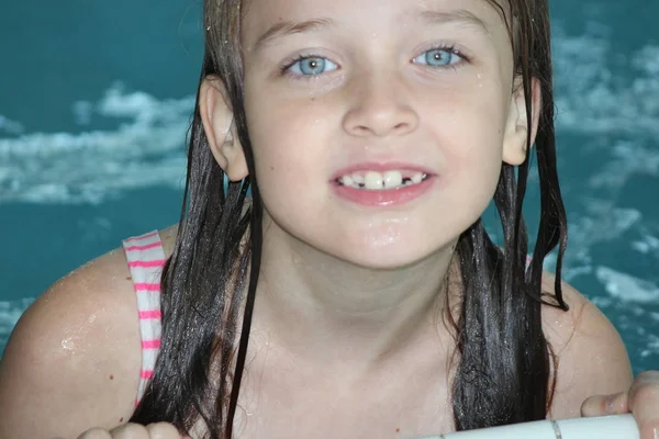 Niña en la piscina —  Fotos de Stock