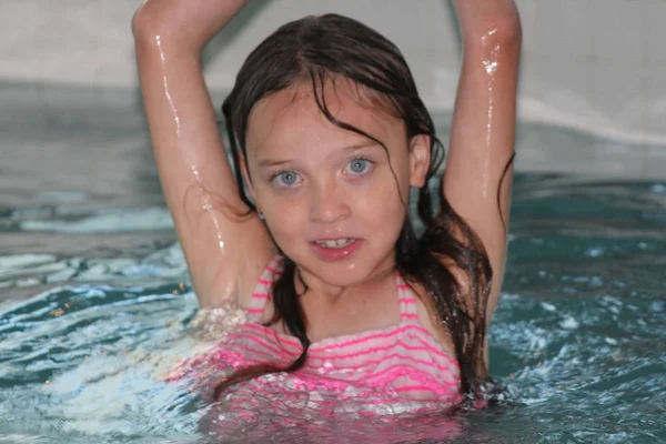 Menina-criança na piscina Imagens De Bancos De Imagens