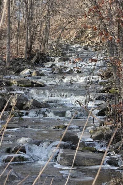 Eau Cascade Sur Une Pente Légèrement Vallonnée Rocheuse Glace Commence — Photo