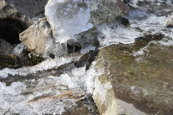 Hielo Formado Rocas Cerca Orilla Una Vía Navegable Cascada Comienzo — Foto de Stock