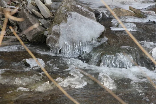 Ice Forming Rocks Bank Cascading Waterway Start Winter Season — Stock Photo, Image