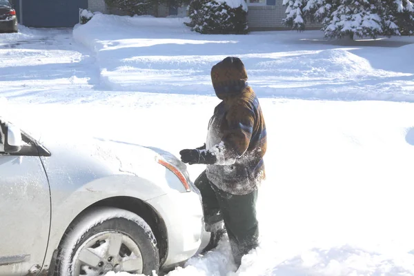 Hölgy Mély Hóban Mély Hóban Egy Autó Tisztítása — Stock Fotó
