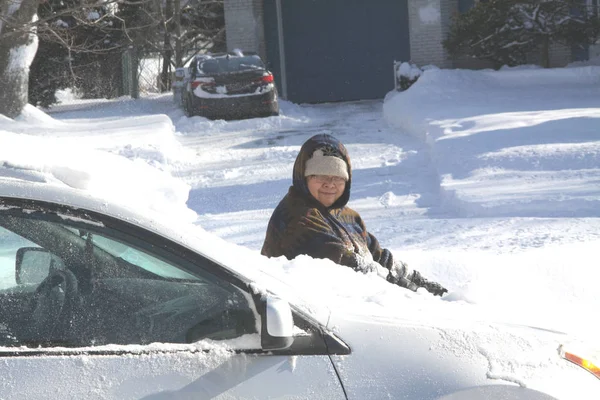 Dame Diepe Sneeuw Schoonmaken Van Diepe Sneeuw Uit Een Auto — Stockfoto