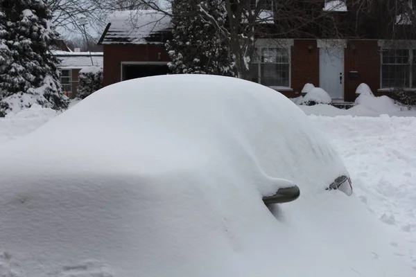 Kleine Auto Allemaal Bedekt Met Sneeuw Een Grote Sneeuwstorm — Stockfoto