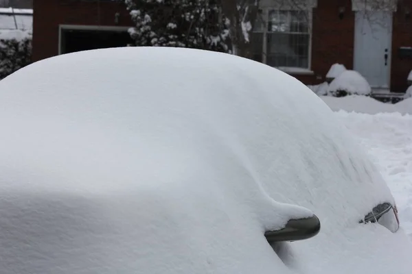 Kleine Auto Allemaal Bedekt Met Sneeuw Een Grote Sneeuwstorm — Stockfoto