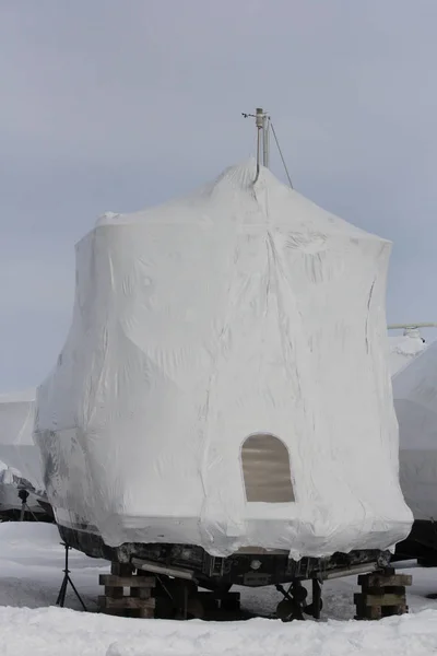 Tekne kış elemanları kapsayan koruyucu plastik wrap.