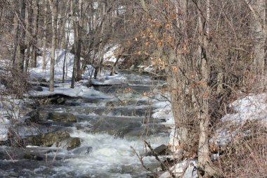 Su erime-hızla sırasında mevsimlik bir erime kayalık bir yokuş aşağı çalışan kapalı.