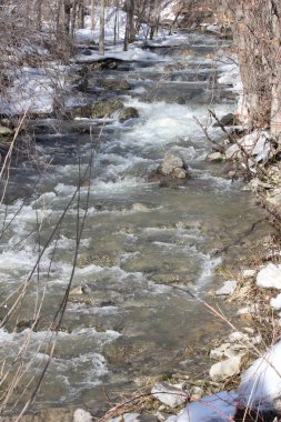Su erime-hızla sırasında mevsimlik bir erime kayalık bir yokuş aşağı çalışan kapalı.
