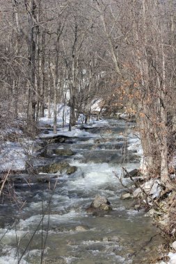 Su erime-hızla sırasında mevsimlik bir erime kayalık bir yokuş aşağı çalışan kapalı.
