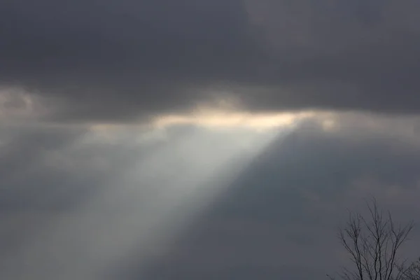 Sun Rays Streaming Though Clouds Cloudy Morning — Stock Photo, Image