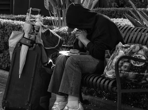 祈っているホームレスの男性 — ストック写真