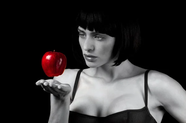 Дама с красным яблоком — стоковое фото