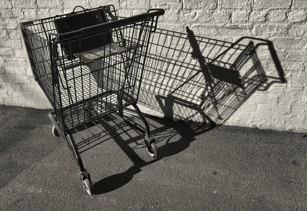 Carrito de compras en Callejón —  Fotos de Stock