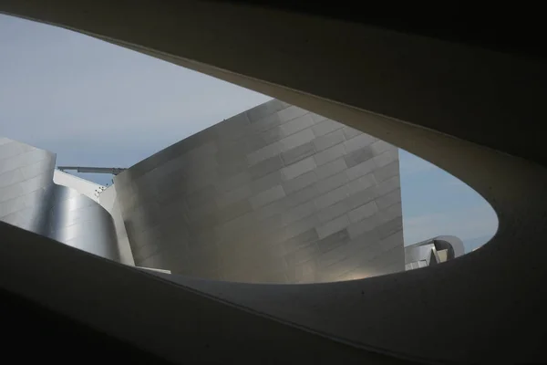 Disney Hall door het raam — Stockfoto