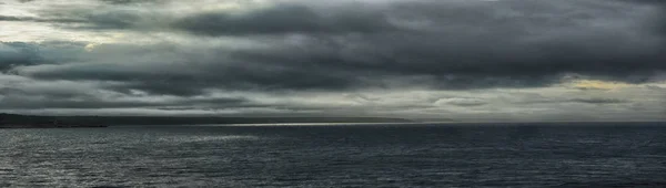 Brzy ráno pobřeží z lodi — Stock fotografie