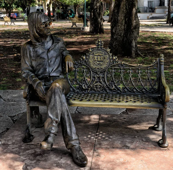 John Lennon in bronzo in un parco dell'Avana — Foto Stock