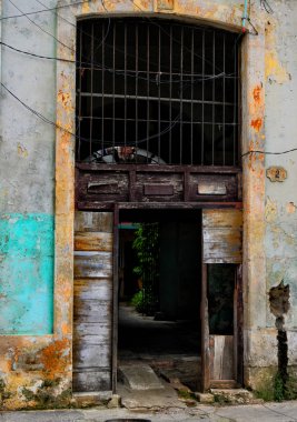 multiappartment binanın eski kapı