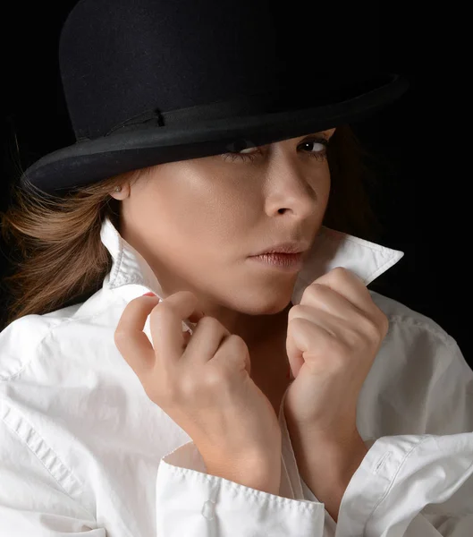 Mulher bonita com chapéu no preto — Fotografia de Stock