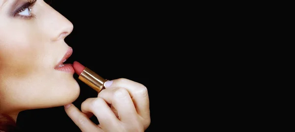 Hermosa mujer haciendo su maquillaje —  Fotos de Stock