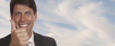 Yakışıklı işadamı açık havada... Yaşasın