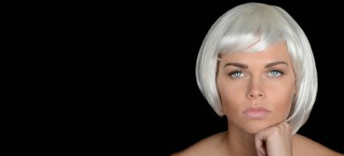 Siyah platin saçlı kadın