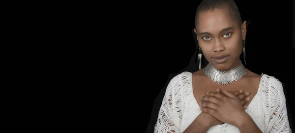 Schöne Afro-Frau auf schwarz — Stockfoto