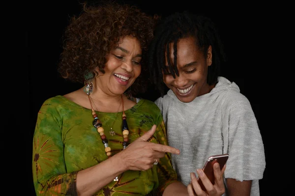 Mère et fille jouissant d'un selfie Images De Stock Libres De Droits