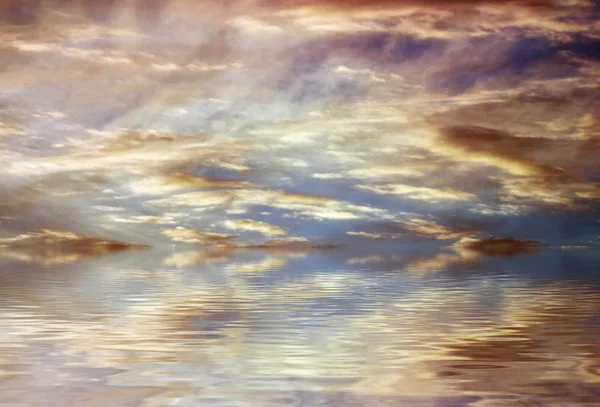 Céu bonito e água — Fotografia de Stock