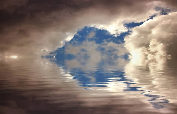 Vacker himmel och vatten — Stockfoto