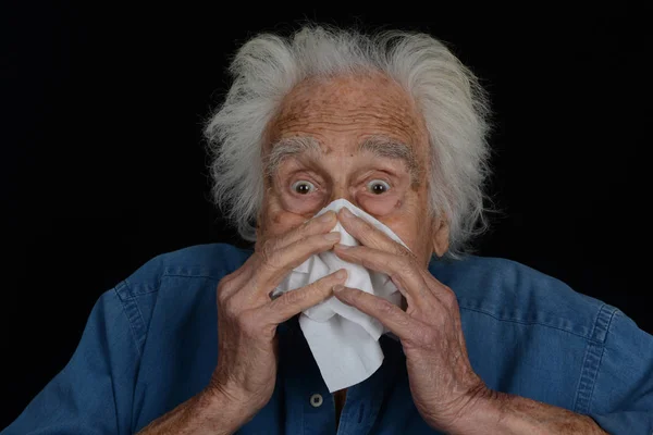 Una Imagen Graciosa Hombre Mayor Años Sonándose Nariz —  Fotos de Stock