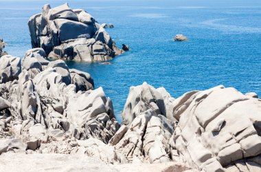 Sardinya kayalık deniz manzarası